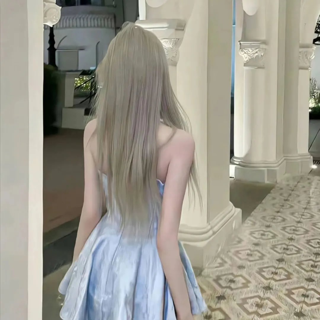 举杯畅饮的姐姐们